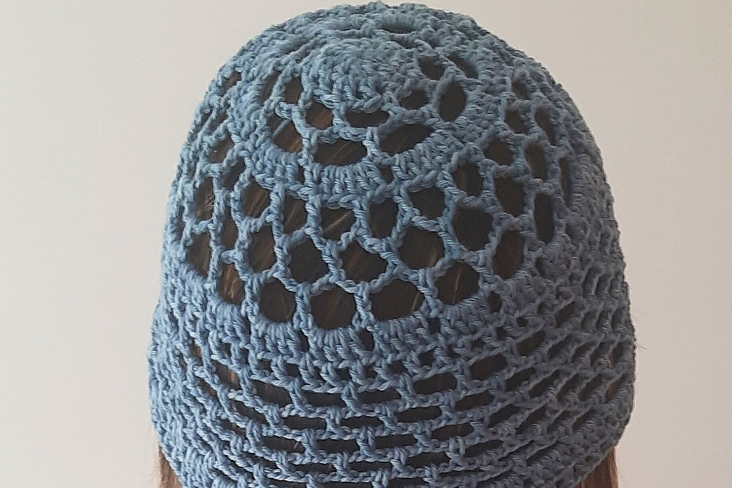 Gorro de rejilla a crochet en azul (mesh hat)