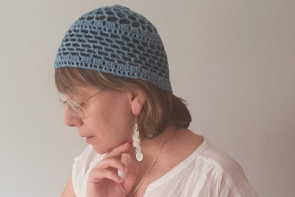 Gorro de rejilla a crochet en algodón azul, vista frontal
