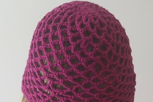 Gorro de malla a crochet en morado (mesh hat)