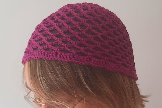 Gorro de malla a crochet en morado (mesh hat)